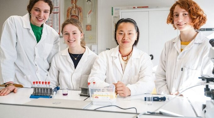 Des jeunes filles aux olympiades de biologie Lycée Banville.jpg